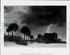1990 Press Photo Lightening strikes behind Adams Mark Resort on Clearwater Beach picture