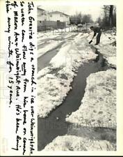 1984 Press Photo Joe Granite digging a trench in the ice, Eltingville picture
