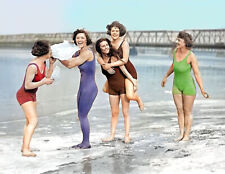 1924 Bathing Beauties Playing with Ice Photo 8.5