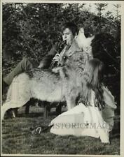 1969 Press Photo Dr. John Fentress plays the clarinet as Lupe the wolf howls picture