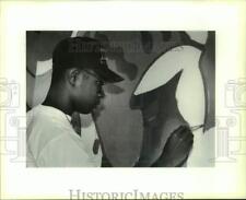 1990 Press Photo Student Lionel Milton paints panel at Oakwood Mall - noc47875 picture