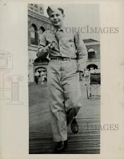 1946 Press Photo James Wilson with Artificial Hands - srx00609 picture