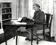AGATHA CHRISTIE LEGENDARY AUTHOR & PLAYWRIGHT - 8X10 PUBLICITY PHOTO (OP-007) picture