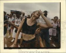 1994 Press Photo Attendees Dance During New Orleans Jazz Festival - noa00675 picture