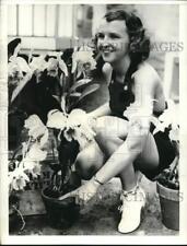 1940 Press Photo Singer Marion Talley arranges flowers in Hollywood, California picture