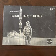 ORIGINAL 1960S MANNED SPACE FLIGHT TEAM NASA PUBLICATION AMERICA IN SPACE LOT picture