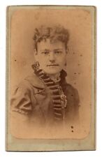 ANTIQUE CDV C. 1880s E.E. HENRY GORGEOUS YOUNG LADY IN DRESS LEAVENWORTH KANSAS picture
