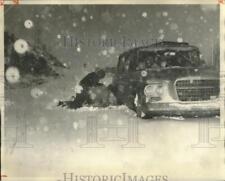 1963 Press Photo people trying to get car out of the snow, Birmingham, Alabama picture