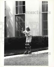 1979 Press Photo Amy Carter roller skates at the White House in Washington picture