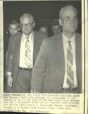 1972 Press Photo William Prater surrounded by FBI agents at Knoxville court picture