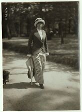 Photo La Mode aux races c.1912 - gavroche woman, pants - haute couture picture