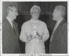 1959 Press Photo Senator Keating chats with Washington Post officials picture