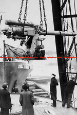 F008368 RMS Cameronia Fitting of guns 1940 WW2 picture