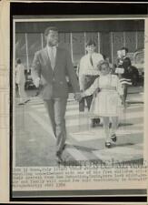 1968 Press Photo Actor Sidney Poitier & One of His Children in Rome - hpp37391 picture