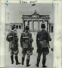 1951 Press Photo German policemen guard border near Brandenburg Gate in Berlin picture