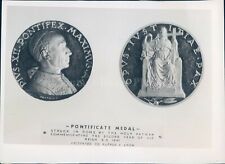 1941 Pontificate Medal NYC Award Cigarette Executive Pope Vintage Press Photo picture