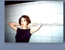 FOUND COLOR PHOTO E_6133 PRETTY WOMAN POSED WITH HANDS ON NECK picture
