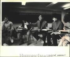 1989 Press Photo English professor Victor Macaruso at Mount Senario College. picture