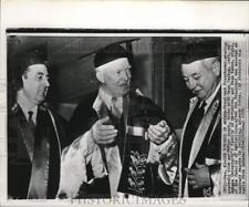 1959 Press Photo Dean Paykog & Dean Kansu give President Eisenhower a degree picture