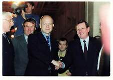 1999 UK Press Photo WILLIAM HAGUE, DAVID TRIMBLE MP Shake Hands Tory Unionist kg picture