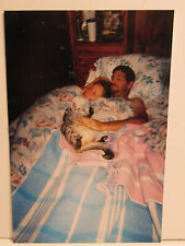 1980S VINTAGE FOUND PHOTOGRAPH COLOR ART OLD PHOTO REDNECK COUPLE IN BED CAT PIC picture