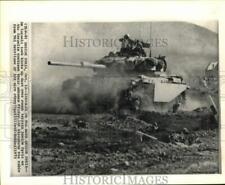 1973 Press Photo An Israeli tank kicks up dust in rough terrain inside Syria picture