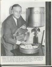 1972 Press Photo Charles Mathias checks an incubator in his office in Washington picture