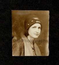 FLAPPER ERA SMALL STUDIO PIC YOUNG LADY HAT OLD/VINTAGE SNAPSHOT- G37 picture