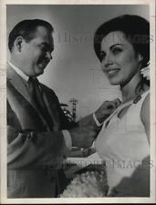 1966 Press Photo Oilman Eddie Gilbert and wife Cathy, Pin Oak Horse Show picture