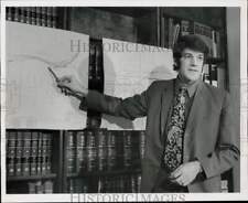 1972 Press Photo Timothy Manring of Vote No Bay Freeway explains map at meeting picture