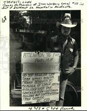 1980 Press Photo James McPherson holds protest sign at SE Louisiana Hospital picture