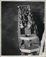 1950 Press Photo Little Creek, 3rd Military Police Company fills a landing craft picture