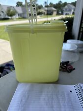 Vintage Tupperware 587-9 Beverage Buddy 2 qt Yellow Pitcher w/ Lid & Handle picture