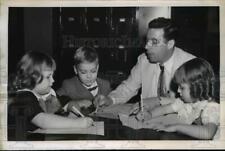 1951 Press Photo New York Jesse Weinghart gices drawing lessons NYC - neny04183 picture