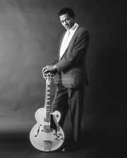 CHUCK BERRY ROCK AND ROLL LEGEND - 8X10 PUBLICITY PHOTO (AA-965) picture