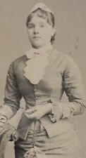 YOUNG PRETTY WOMAN IN DRESS ORNATE CHAIR TINTYPE PHOTO GORGEOUS GIRL 1880s picture