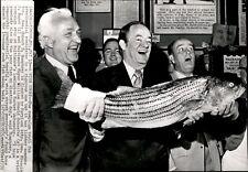 LG967 1972 AP Wire Photo A FISH STORY PRESIDENTIAL CAMPAIGN SEN HUBERT HUMPHREY picture