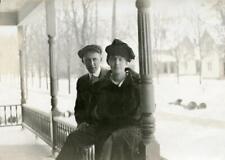 PH71 Vtg Photo WWI ERA COUPLE SITTING ON VICTORIAN PORCH RAIL, WI c 1918 picture