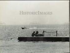 1971 Press Photo Couple sits on a beach breakwater in Chicago - afx30073 picture