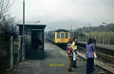 Photo 12x8 Edale Station The two-car diesel multiple unit draws away from  c1975 picture