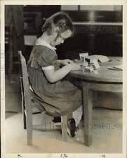 1930 Press Photo An old-fashioned girl - afa29614 picture