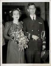 1943 Press Photo Lt. Joseph Willard Roosevelt, USNR with bride Nancy Thayer picture
