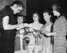 ELVIS PRESLEY SIGNING AUTOGRAPHS FOR FANS IN MINNEAPOLIS - 8X10 PHOTO (EE-300) picture