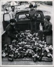 1970 Press Photo David Benkosky and others filled a pickup truck with bottles picture