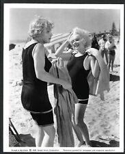 HOLLYWOOD MARILYN MONROE + TONY CURTIS AT THE BEACH VINTAGE ORIGINAL PHOTO picture