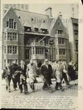 1956 Press Photo Zionist Demonstrators, Leaving Egyptian Consulate In New York picture