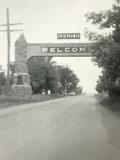 (AmH) FOUND Photo Photograph Vintage Welcome To Ipswish SD Stone Arch Sign picture
