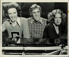 Press Photo Bette Midler poses with Gilbert O'Sullivan and Burt Bacharach picture