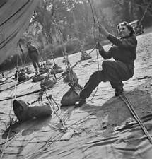 Womens Royal Air Force RAF Balloon Command pulls a rope tighten- 1941 Old Photo picture
