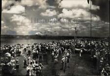 1930 Press Photo Crowd watch biplanes coming in for landing, Texas - sam08599 picture